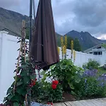 With Sauna Near Rough Mountains, Myrvn 4 Daire Vollan